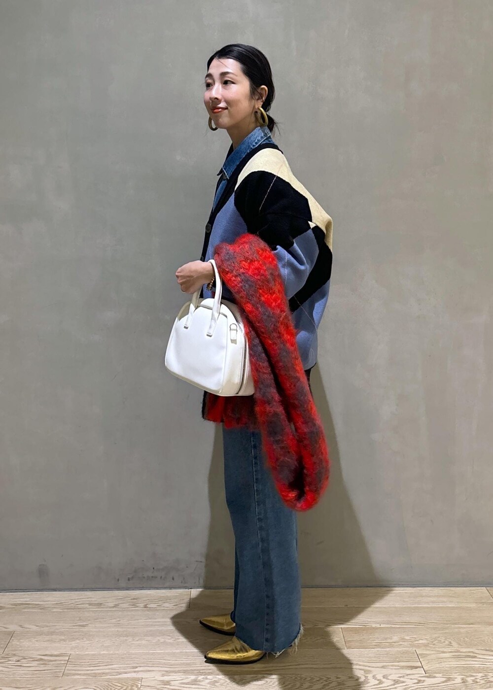 「デニム、デニムオンデニム、ストール、マフラー、ミニスカート、セント ジョンズ サード クラブ、NEEDBY for ADAM ET ROPE'、ニードバイヘリテージ、MANTAS EZCARAY、マンタス エスカライ、秋コーデ、初冬コーデ、冬コーデ、大人カジュアル、パンツスタイル」｜「ADAM ET ROPE'の【サステナブル】ラウンドミニロゴボストンバッグ（ボストンバッグ、ホワイト系）」を使った、SAKIさん（レディース・154cm）の秋コーディネートの7枚目の写真
