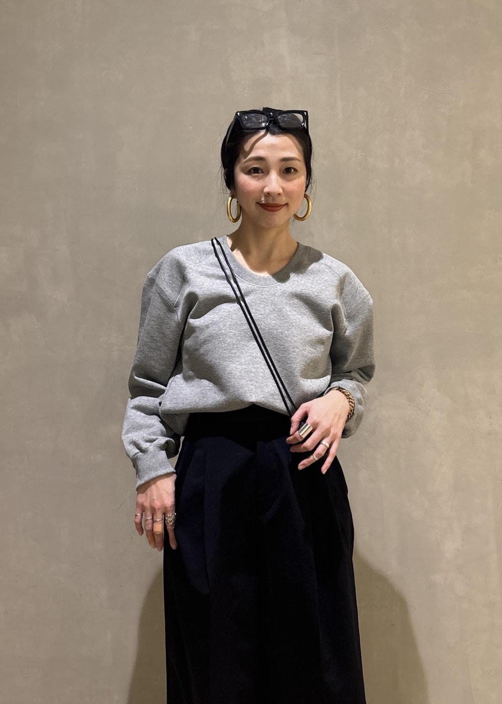 ブラック系のショルダーバッグ、グレー系のスウェット、ブラック系のその他パンツを着用したレディースの冬コーディネートの10枚目の写真