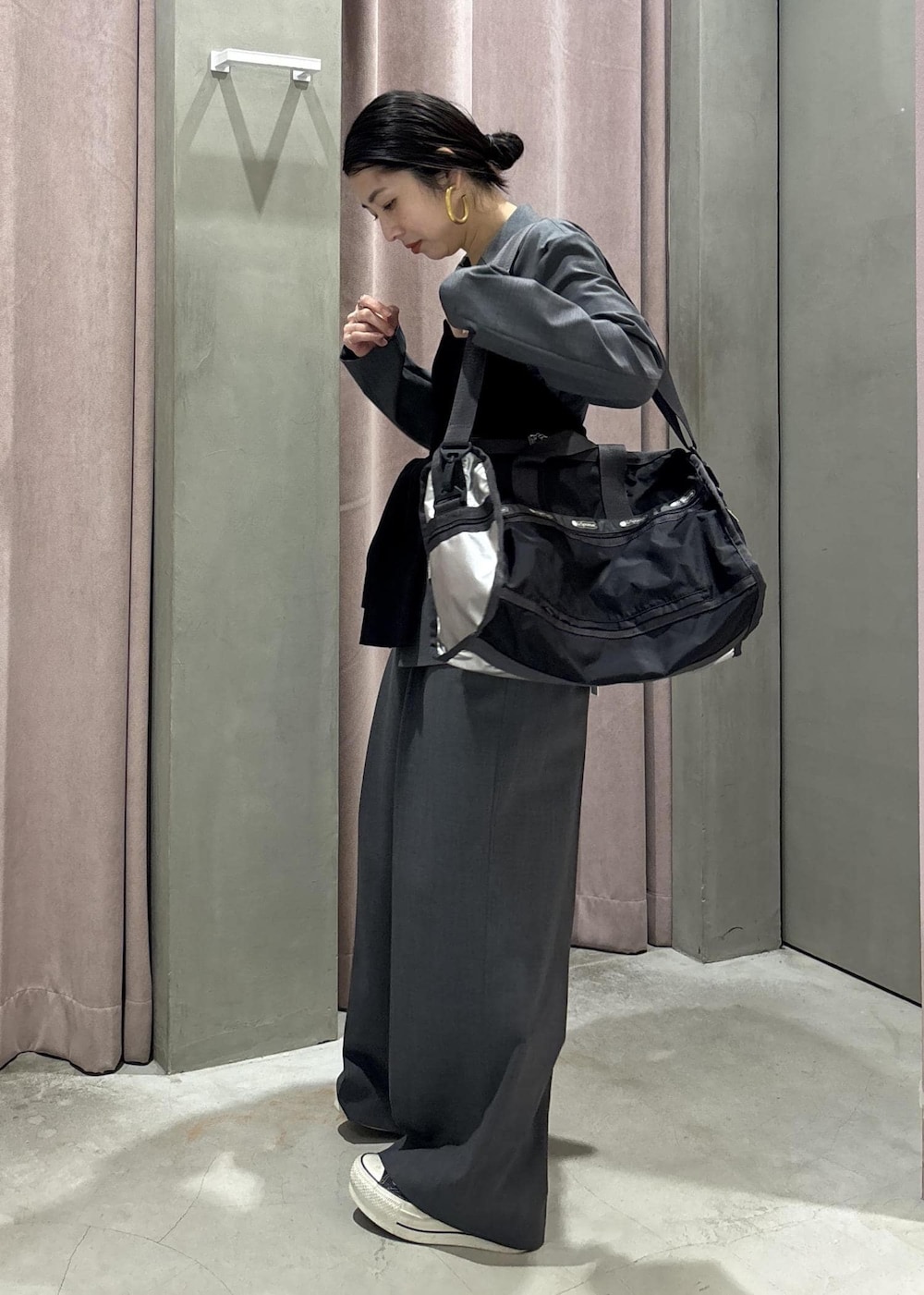 グレー系のカーディガン/ボレロ、グレー系のテーラードジャケット、グレー系のスラックスを着用したレディースの春コーディネートの2枚目の写真