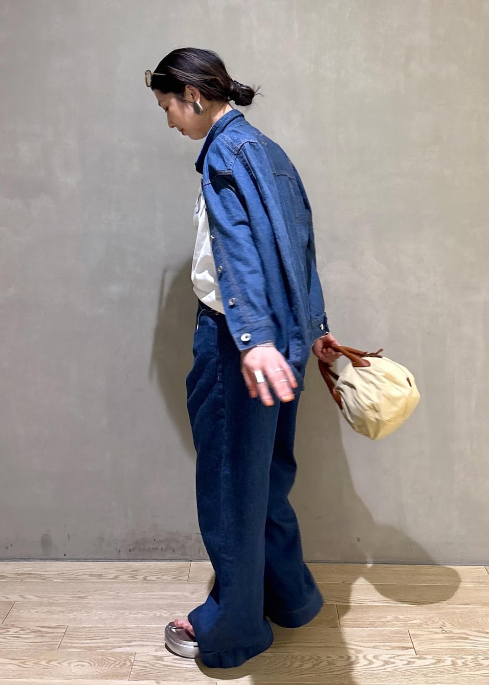 ブルー系のブルゾン、ブルー系のデニムパンツ、ホワイト系のTシャツ/カットソーを着用したレディースの春コーディネートの5枚目の写真