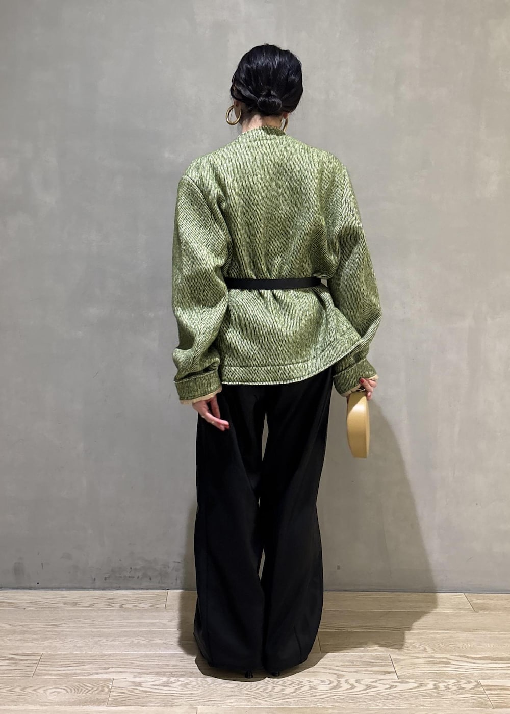 ブラック系のサンダル、ブラック系のその他パンツ、イエロー系のキーホルダーを着用したレディースの秋コーディネートの5枚目の写真