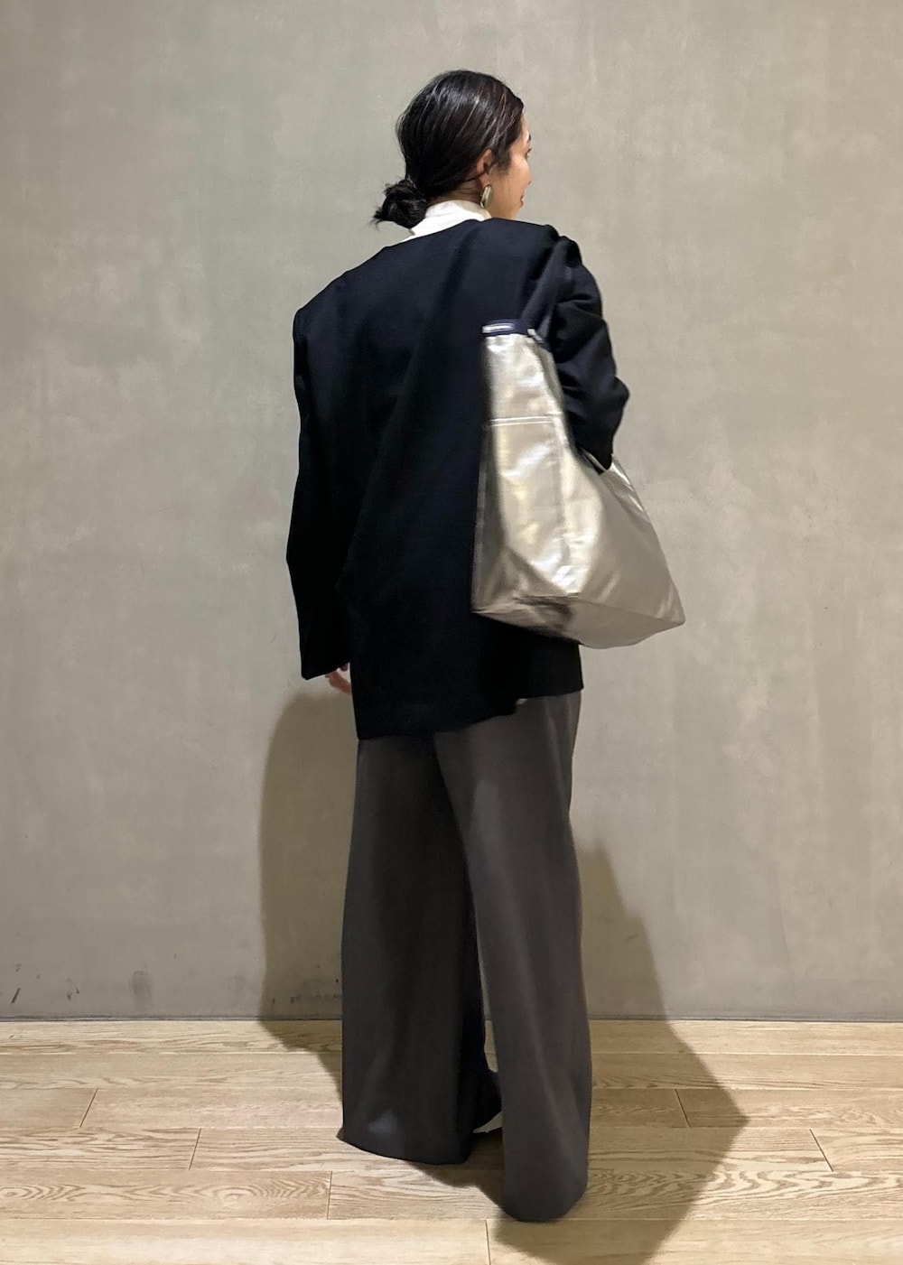 グレー系のスニーカー、ホワイト系のニット/セーター、ブラック系のシャツ/ブラウスを着用したレディースの秋コーディネートの6枚目の写真