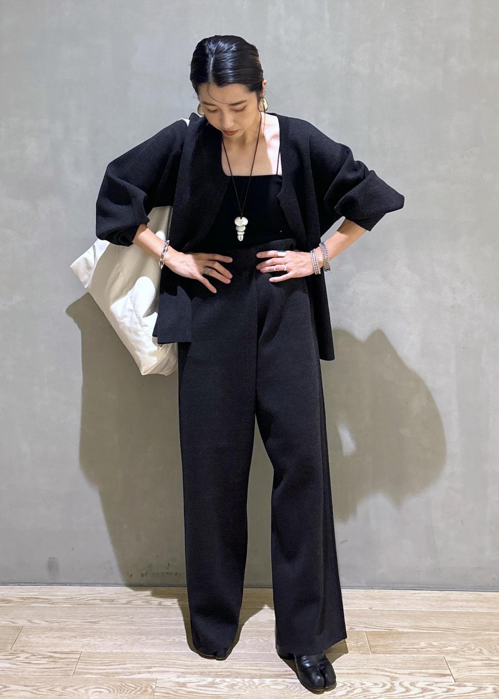 グレー系のカーディガン/ボレロ、グレー系のその他パンツ、ホワイト系のボディバッグ/ウエストポーチを着用したレディースの夏コーディネートの4枚目の写真