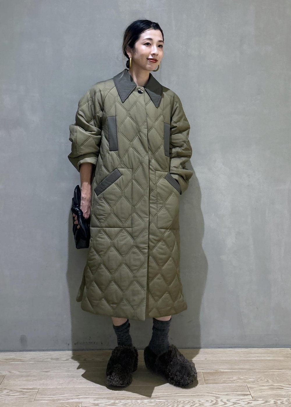 ブラック系のその他パンツ、ブラック系のショルダーバッグ、ブラウン系のサンダルを着用したレディースの夏コーディネートの7枚目の写真