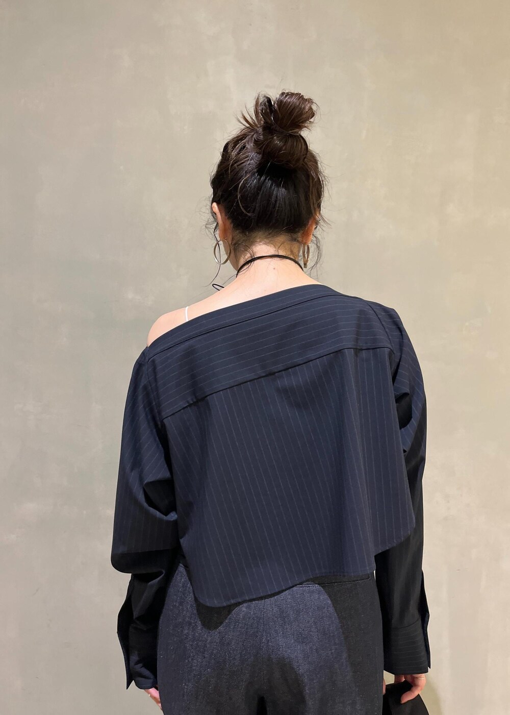 ブルー系のデニムパンツ、ブルー系のスカート、ブラック系のローファーを着用したレディースの夏コーディネートの7枚目の写真