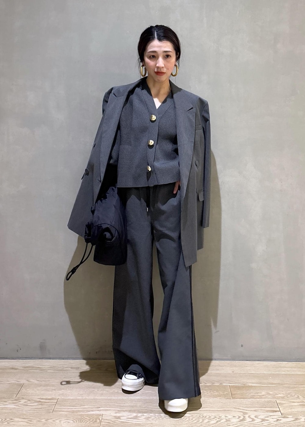 ブラック系のトートバッグ、グレー系のテーラードジャケット、グレー系のその他パンツを着用したレディースの冬コーディネートの4枚目の写真