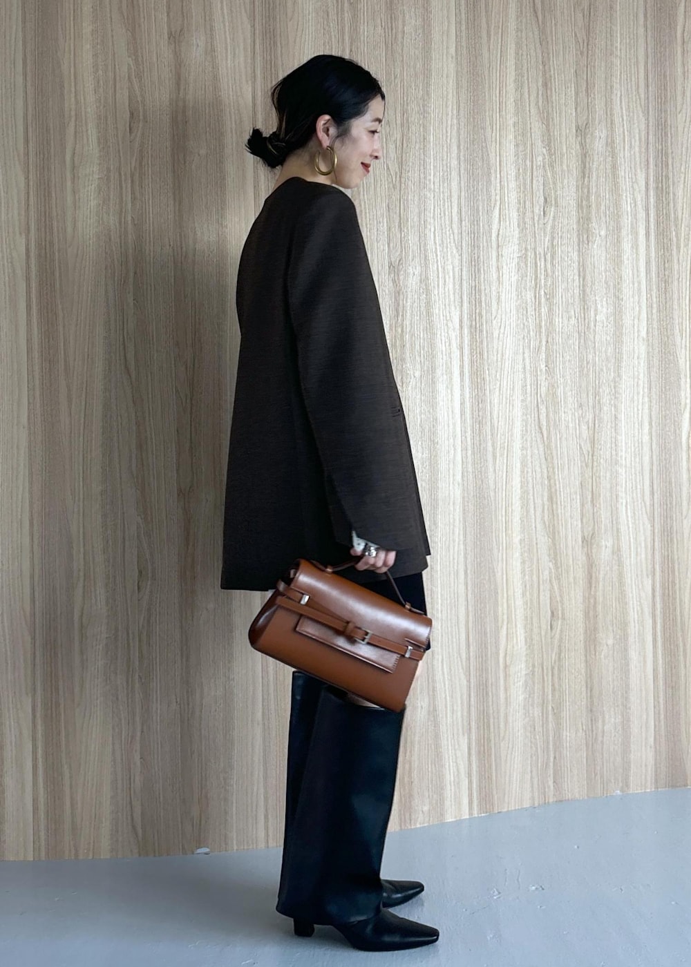 ブラック系のその他パンツ、ブラック系のブーツ、ホワイト系のニット/セーターを着用したレディースの秋コーディネートの4枚目の写真