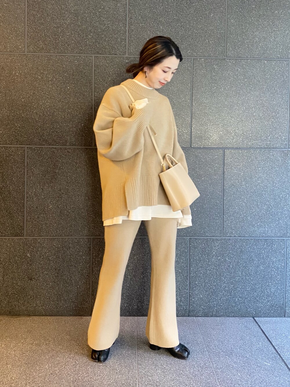 ベージュ系のショルダーバッグ、ベージュ系のその他パンツ、ベージュ系のニット/セーターを着用したレディースの春コーディネートの2枚目の写真