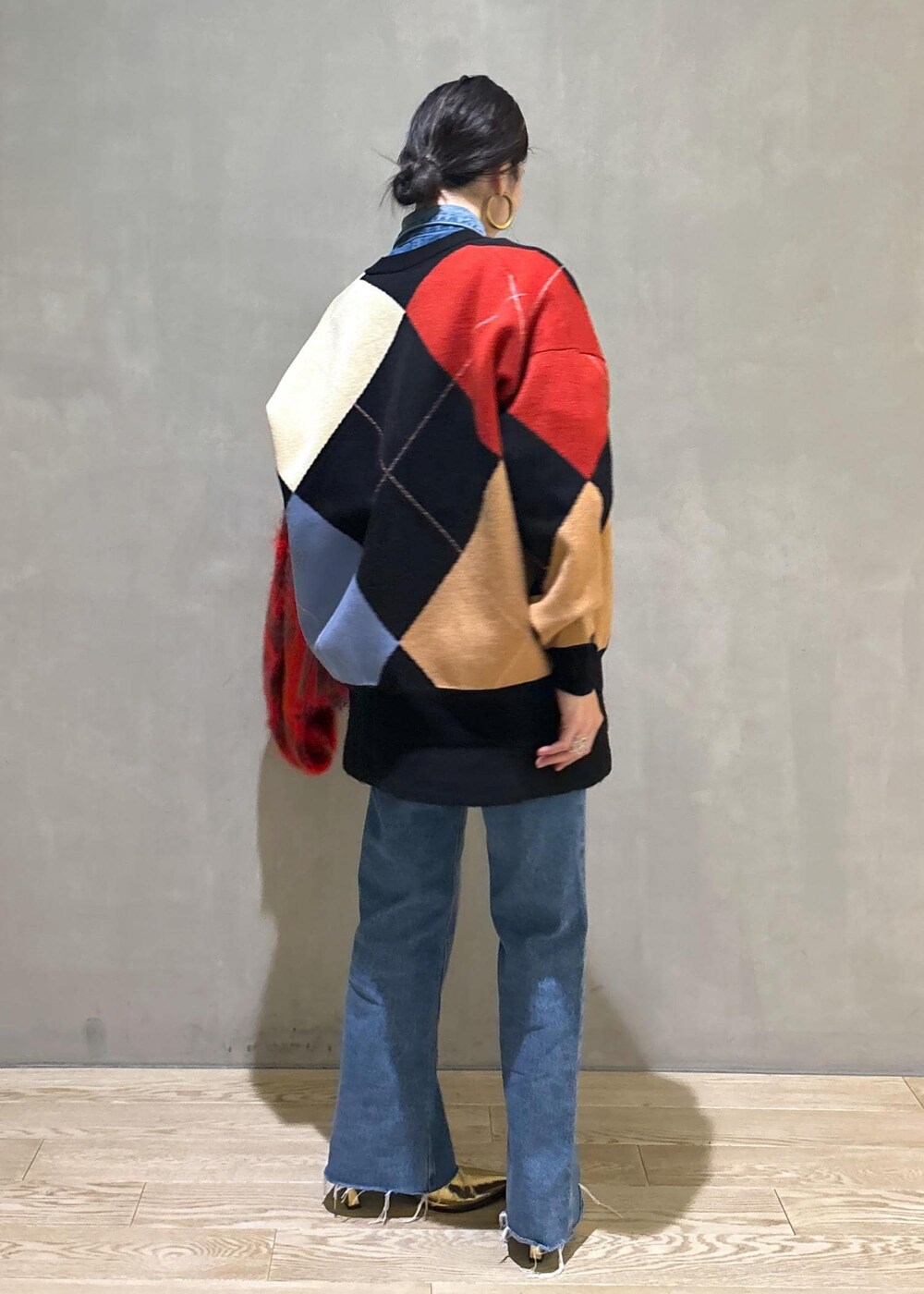「デニム、デニムオンデニム、ストール、マフラー、ミニスカート、セント ジョンズ サード クラブ、NEEDBY for ADAM ET ROPE'、ニードバイヘリテージ、MANTAS EZCARAY、マンタス エスカライ、秋コーデ、初冬コーデ、冬コーデ、大人カジュアル、パンツスタイル」｜「ADAM ET ROPE'の【サステナブル】ラウンドミニロゴボストンバッグ（ボストンバッグ、ホワイト系）」を使った、SAKIさん（レディース・154cm）の秋コーディネートの4枚目の写真
