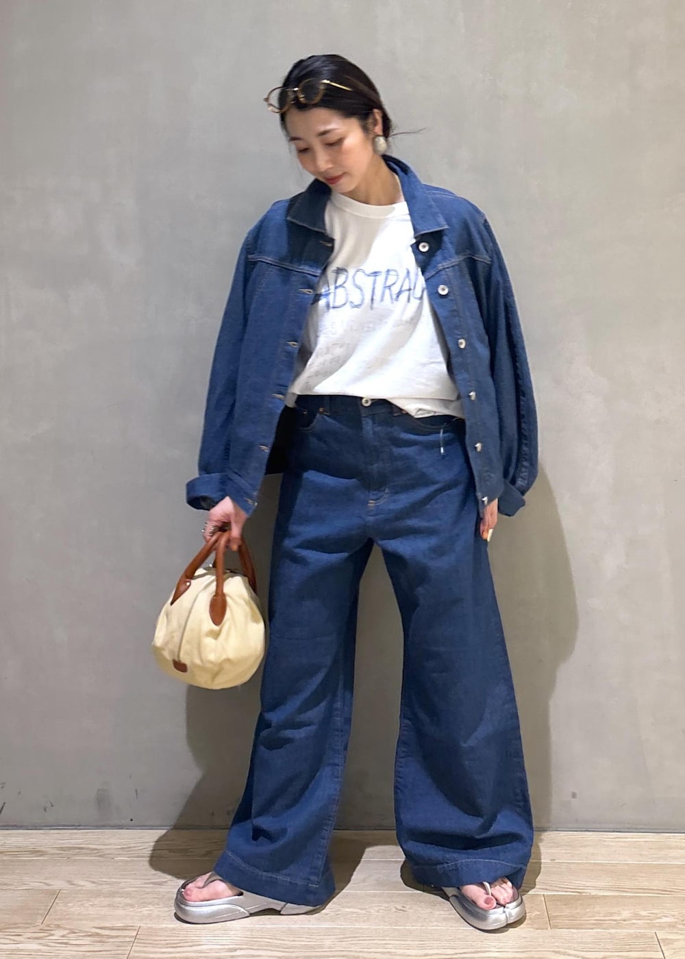 ブルー系のブルゾン、ブルー系のデニムパンツ、ホワイト系のTシャツ/カットソーを着用したレディースの春コーディネートの6枚目の写真