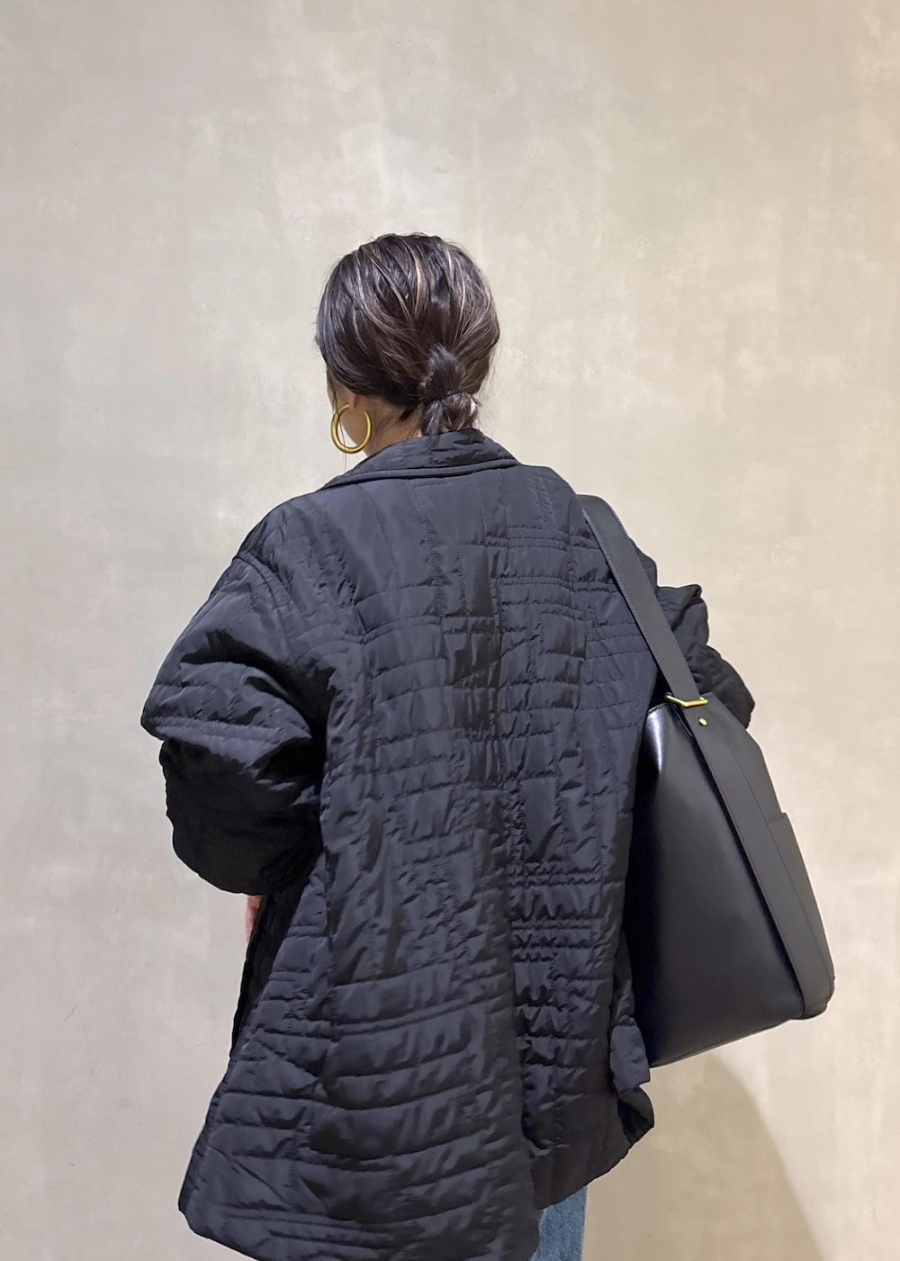 ブラック系のショルダーバッグ、ブルー系のシャツ/ブラウス、ブラック系のブルゾンを着用したレディースの冬コーディネートの9枚目の写真