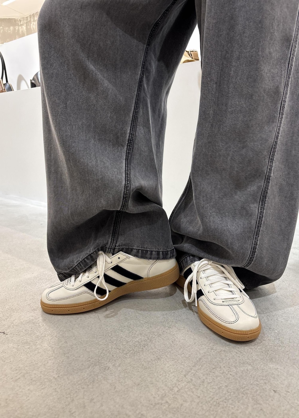 ブラック系のシャツ/ブラウス、ブラック系のデニムパンツ、グレー系のTシャツ/カットソーを着用したレディースの春コーディネートの9枚目の写真