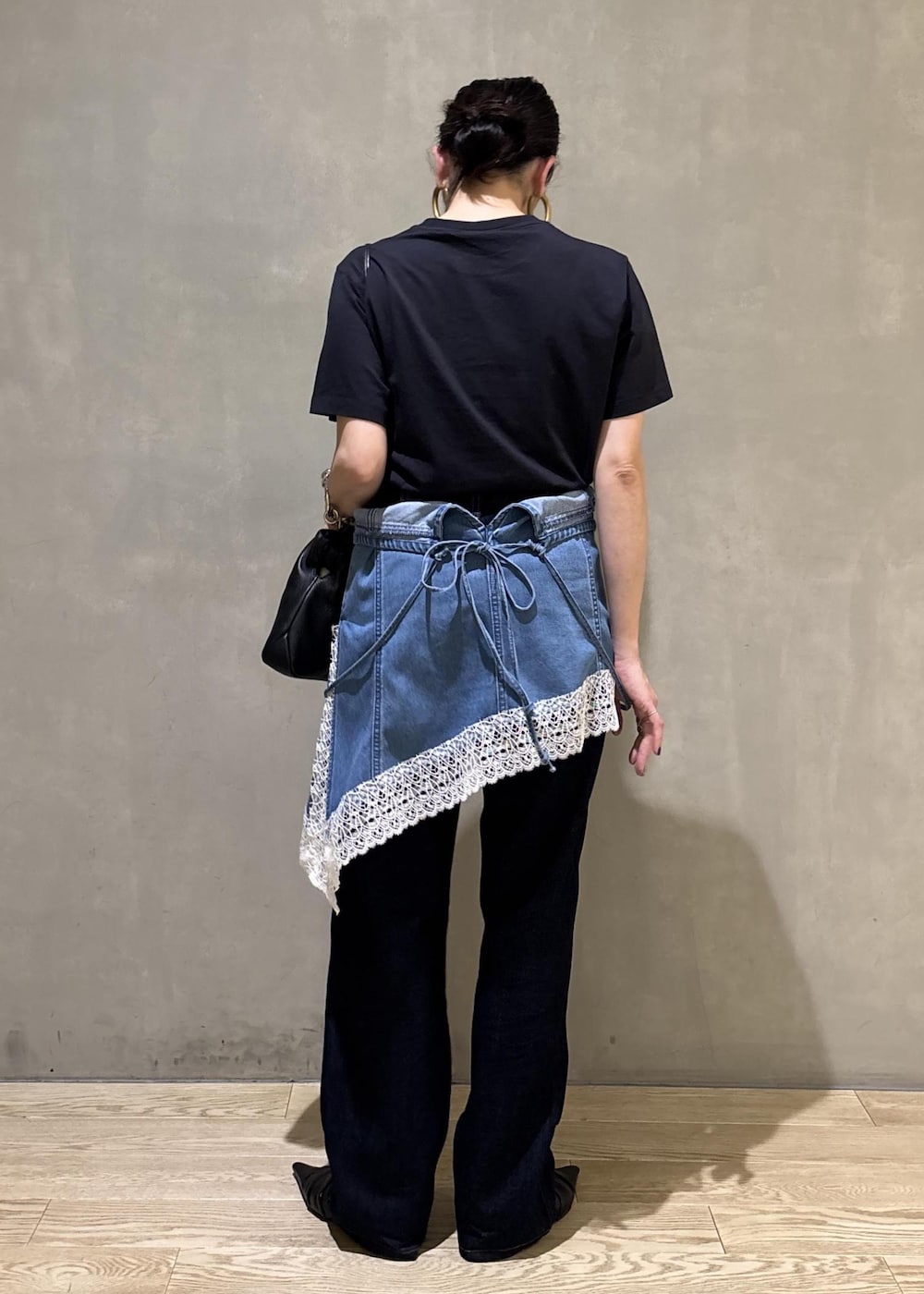 グレー系のTシャツ/カットソー、ブルー系のキャミソール、ブルー系のデニムパンツを着用したレディースの夏コーディネートの5枚目の写真