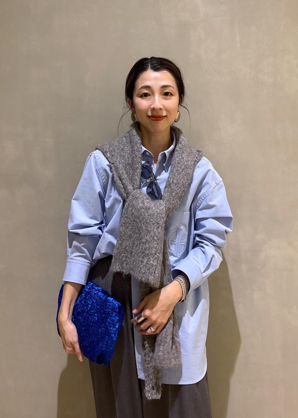 ブルー系のスニーカー、ブルー系のシャツ/ブラウス、グレー系のスラックスを着用したレディースの冬コーディネートの8枚目の写真