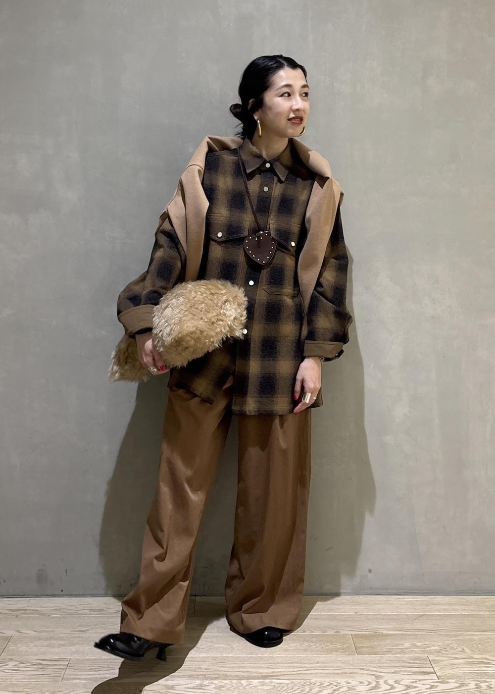 ブラック系のサンダル、イエロー系のその他パンツ、ベージュ系のTシャツ/カットソーを着用したレディースの秋コーディネートの8枚目の写真