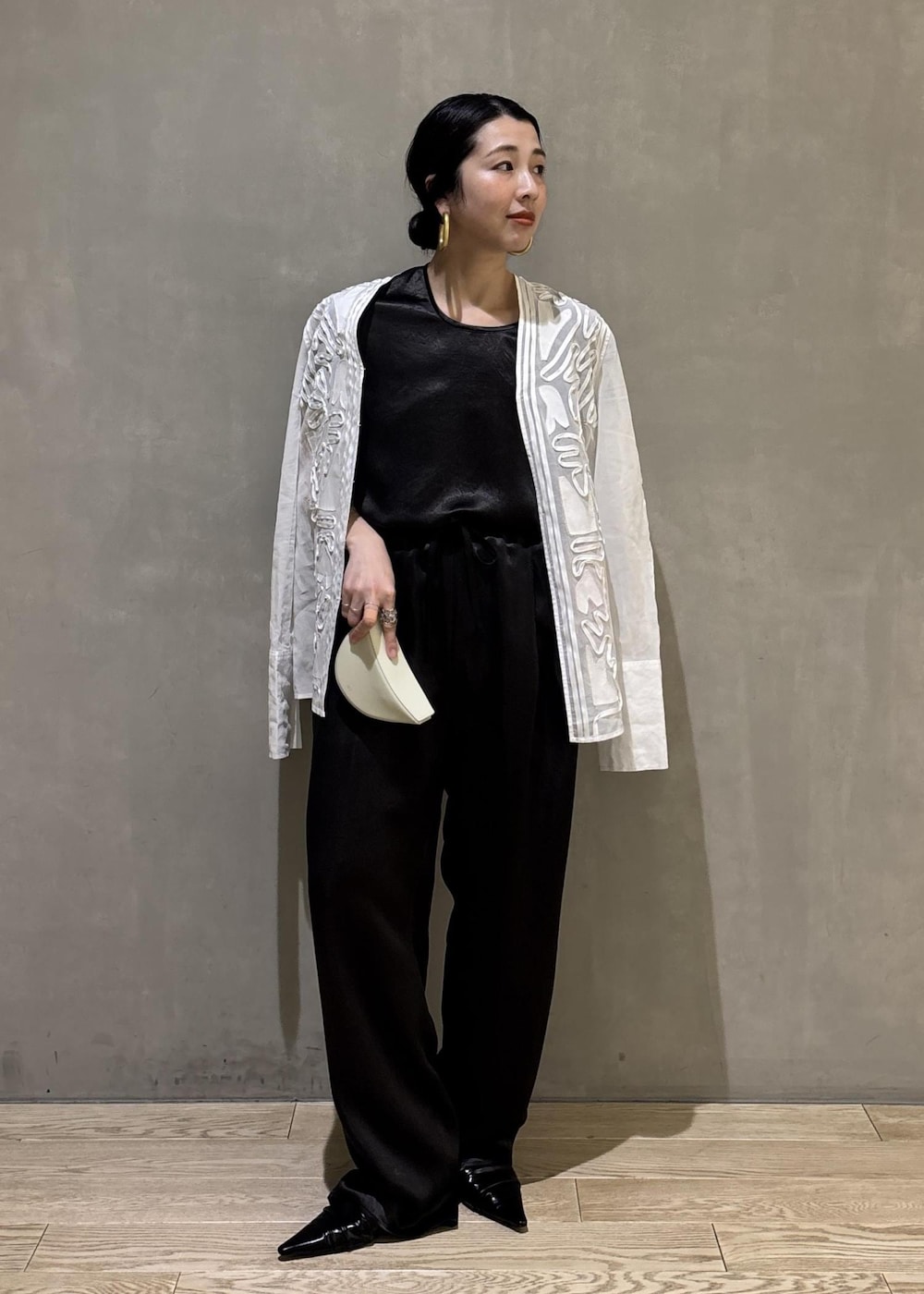 ブラック系のサンダル、ホワイト系のシャツ/ブラウス、ブラック系のシャツ/ブラウスを着用したレディースの冬コーディネートの2枚目の写真