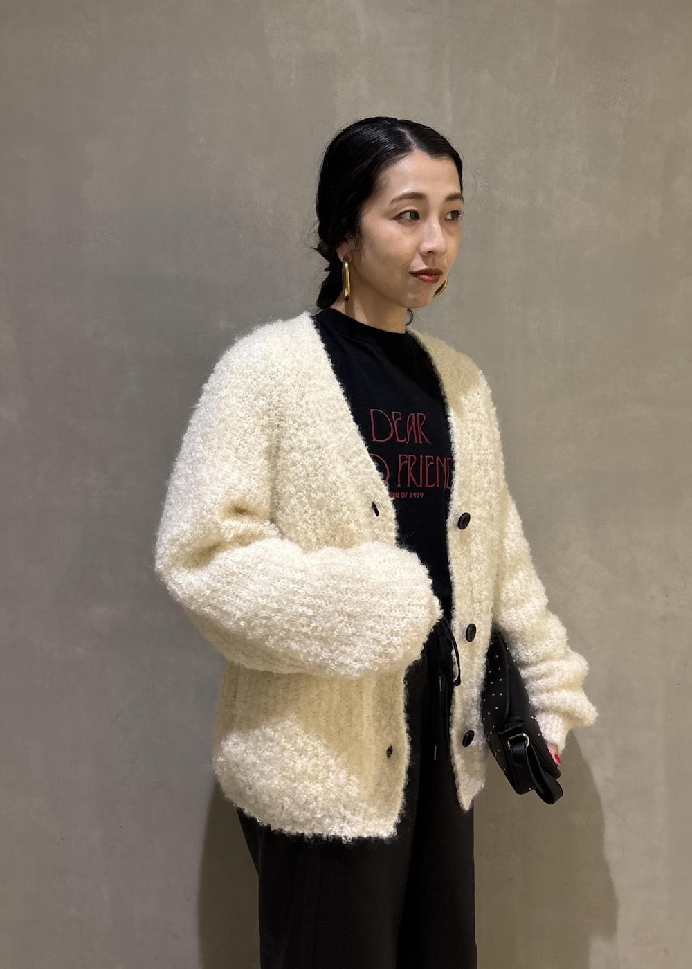 ブラック系のその他パンツ、ホワイト系のカーディガン/ボレロを着用したレディースの秋コーディネートの8枚目の写真