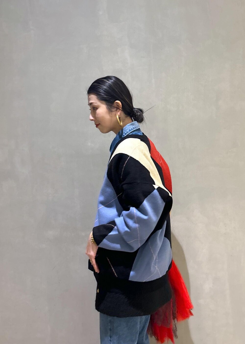 「デニム、デニムオンデニム、ストール、マフラー、ミニスカート、セント ジョンズ サード クラブ、NEEDBY for ADAM ET ROPE'、ニードバイヘリテージ、MANTAS EZCARAY、マンタス エスカライ、秋コーデ、初冬コーデ、冬コーデ、大人カジュアル、パンツスタイル」｜「ADAM ET ROPE'の【サステナブル】ラウンドミニロゴボストンバッグ（ボストンバッグ、ホワイト系）」を使った、SAKIさん（レディース・154cm）の秋コーディネートの9枚目の写真