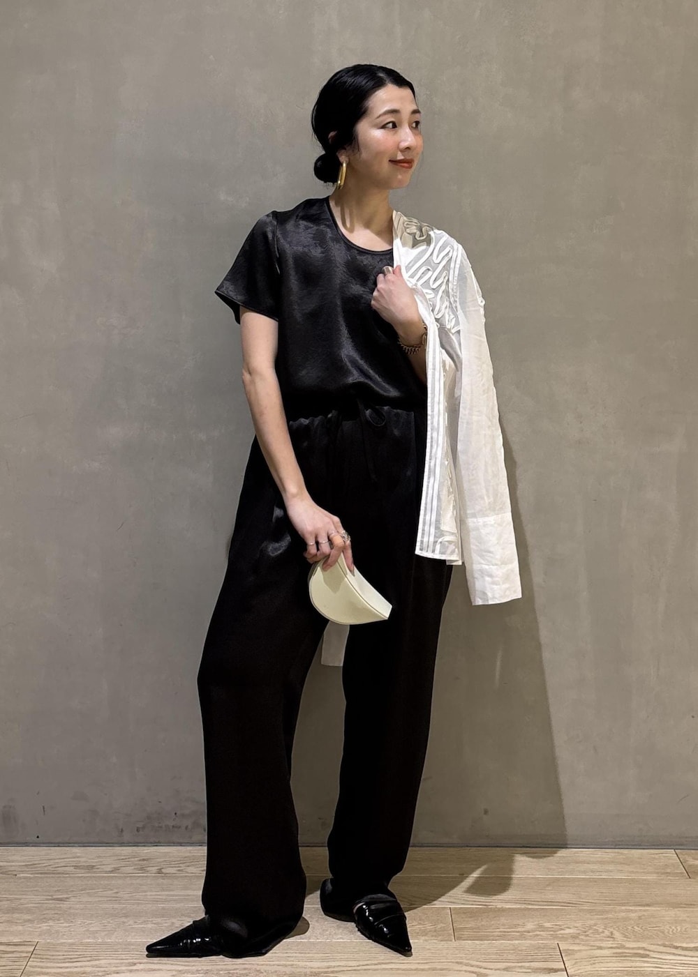 ブラック系のサンダル、ホワイト系のシャツ/ブラウス、ブラック系のシャツ/ブラウスを着用したレディースの冬コーディネートの7枚目の写真