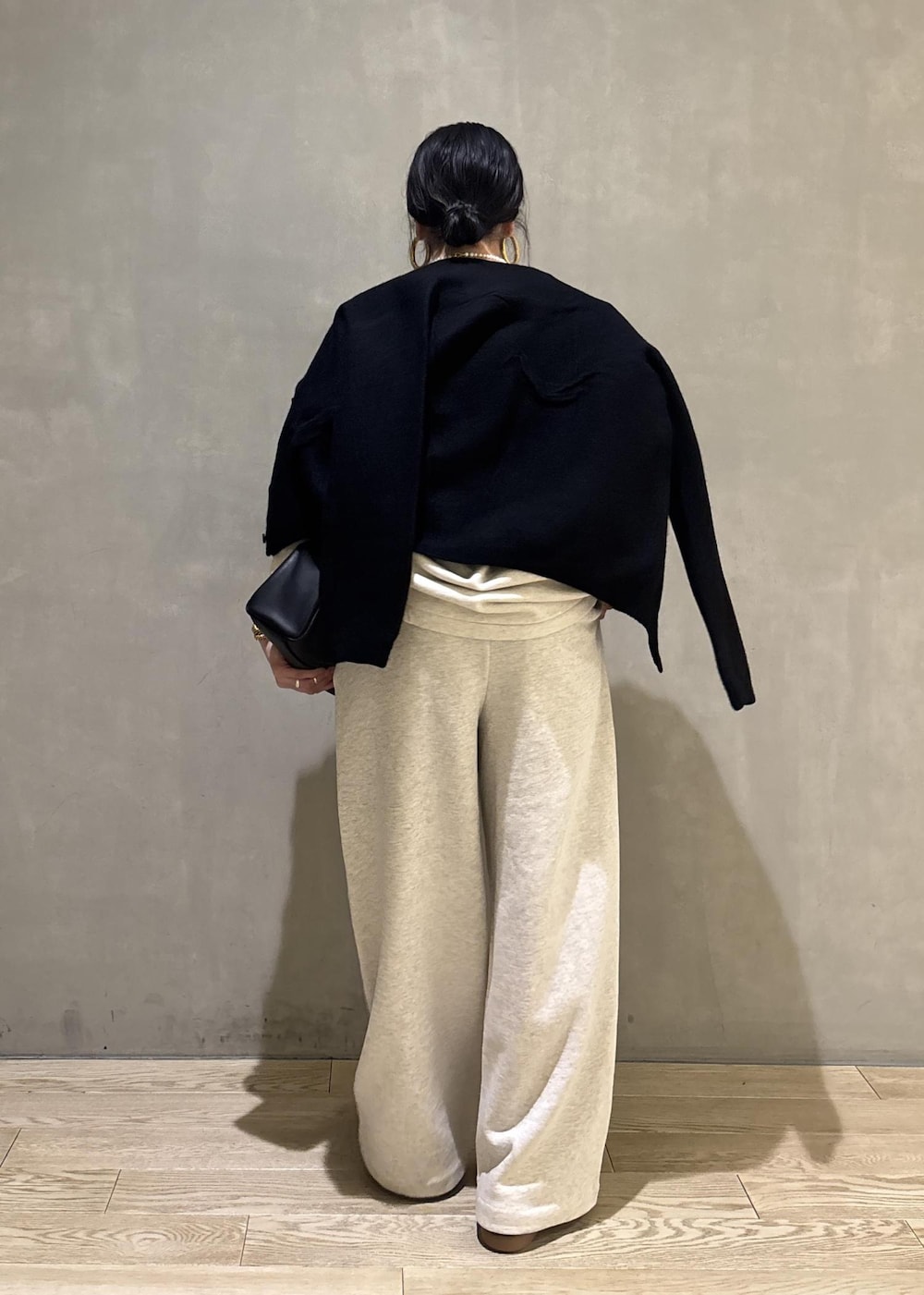 ブラック系のハンドバッグ、ホワイト系のその他パンツ、ホワイト系のスウェットを着用したレディースの冬コーディネートの5枚目の写真