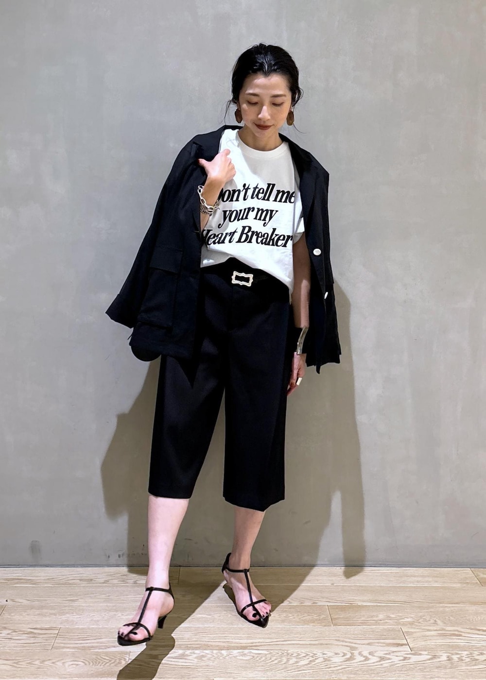 「低身長コーディネート、低身長コーデ、ハーフパンツ、ショートパンツ、24SS、KNOWHOW jewelry for ADAM ET ROPE'、KNOWHOW jewelry、ノウハウジュエリー、ジャケットスタイル、羽織、シャツジャケット、サンダル、ブラック、Tシャツ、ストラップ」|「ADAM ET ROPE'の【サステナブル】ナロークロスストラップサンダル(サンダル、ブラック系)」を使った、SAKIさん(レディース・154cm)の夏コーディネートの3枚目の写真