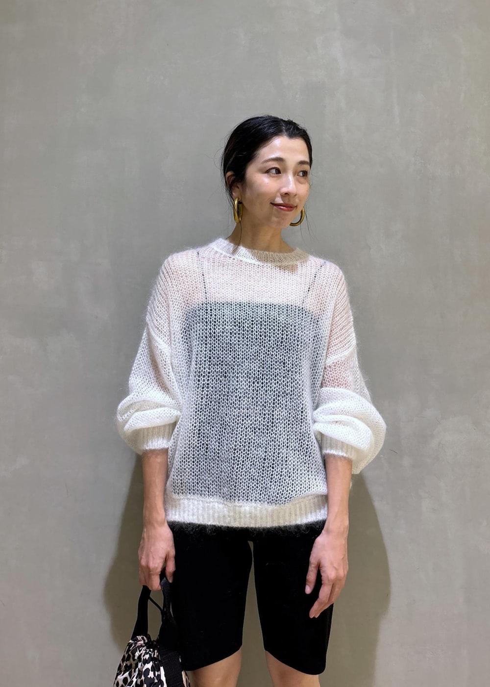 ブラック系のその他パンツ、ブラウン系のハンドバッグ、ブラック系のチューブトップを着用したレディースの夏コーディネートの9枚目の写真