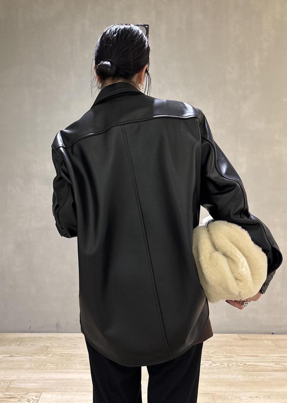 ブラック系のシャツ/ブラウス、ブラック系のスラックス、ブラウン系のスカートを着用したレディースの秋コーディネートの10枚目の写真