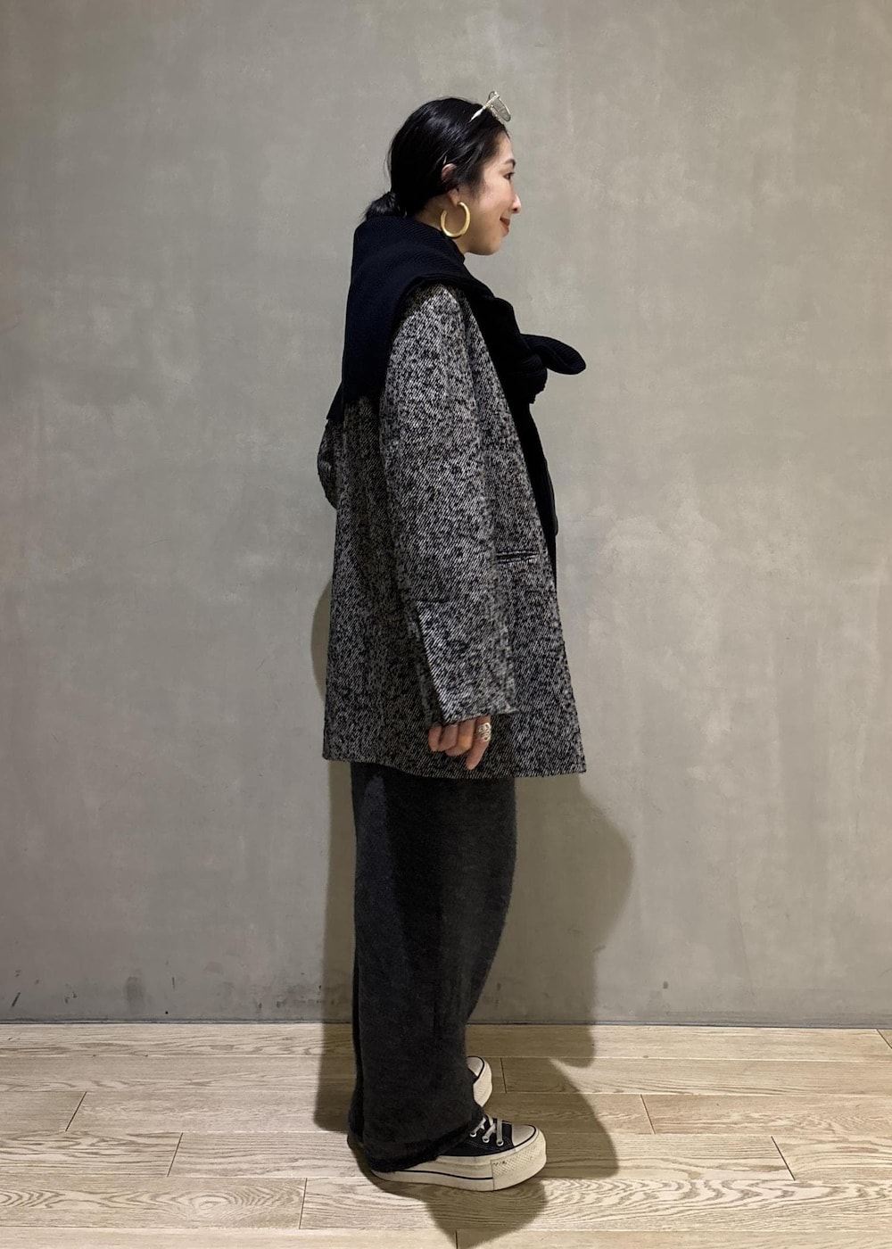 グレー系のテーラードジャケット、グレー系のその他パンツ、ブラック系のショルダーバッグを着用したレディースの冬コーディネートの7枚目の写真