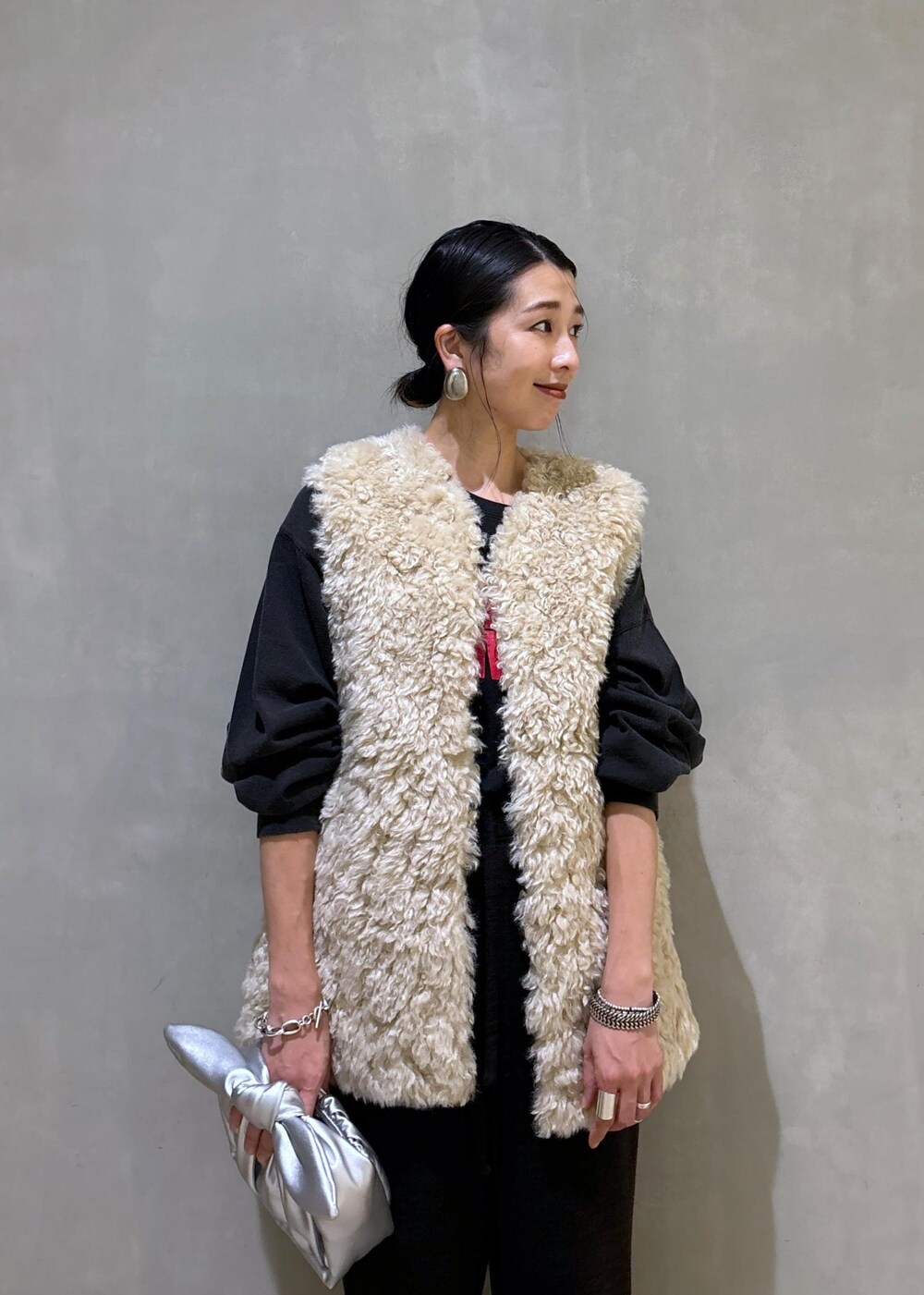 シルバー系のスニーカー、グレー系のその他パンツ、ベージュ系のその他アウターを着用したレディースの秋コーディネートの7枚目の写真