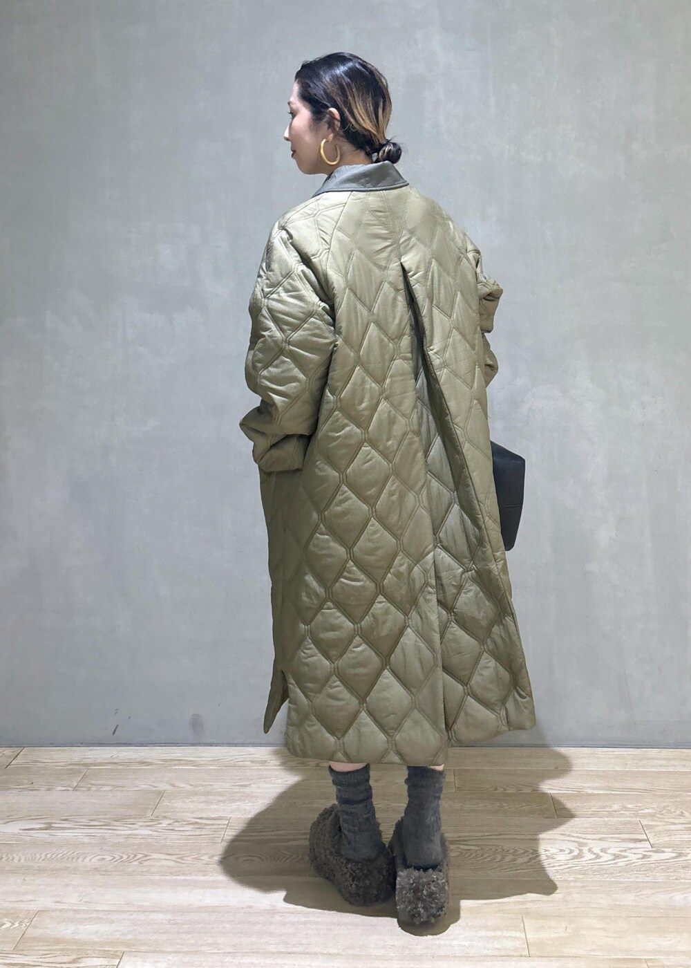 ブラック系のその他パンツ、ブラック系のショルダーバッグ、ブラウン系のサンダルを着用したレディースの夏コーディネートの8枚目の写真