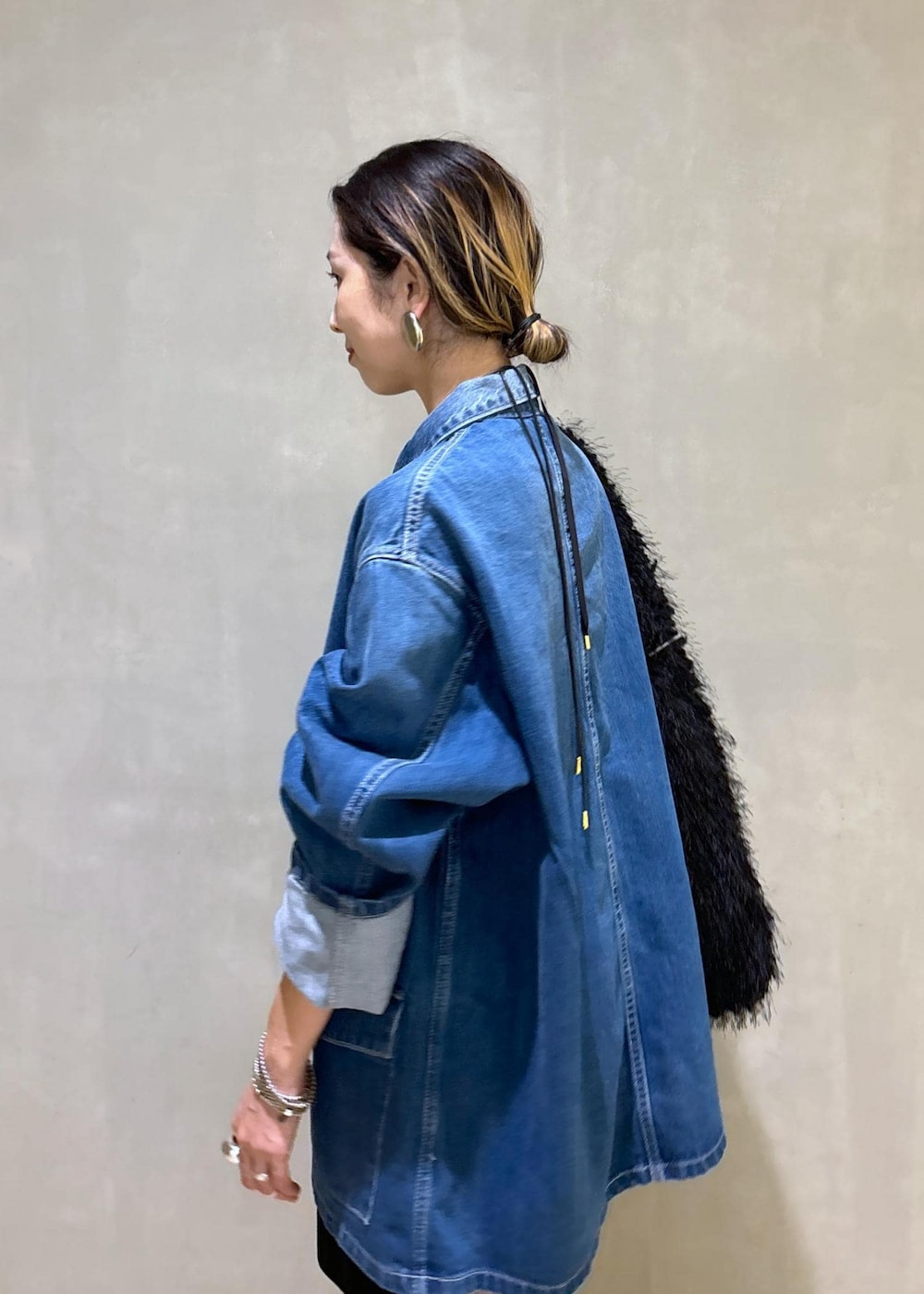 ブラック系のその他パンツ、ブラウン系のサンダル、ブラック系のハンドバッグを着用したレディースの夏コーディネートの10枚目の写真