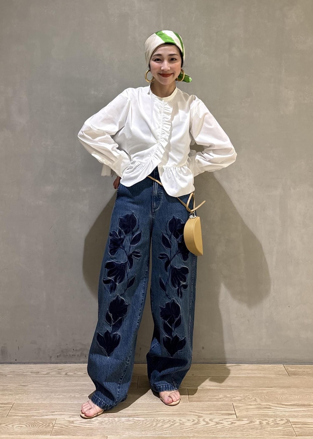 ホワイト系のシャツ/ブラウス、イエロー系のキーホルダー、グリーン系のバンダナ/スカーフを着用したレディースの冬コーディネートの3枚目の写真