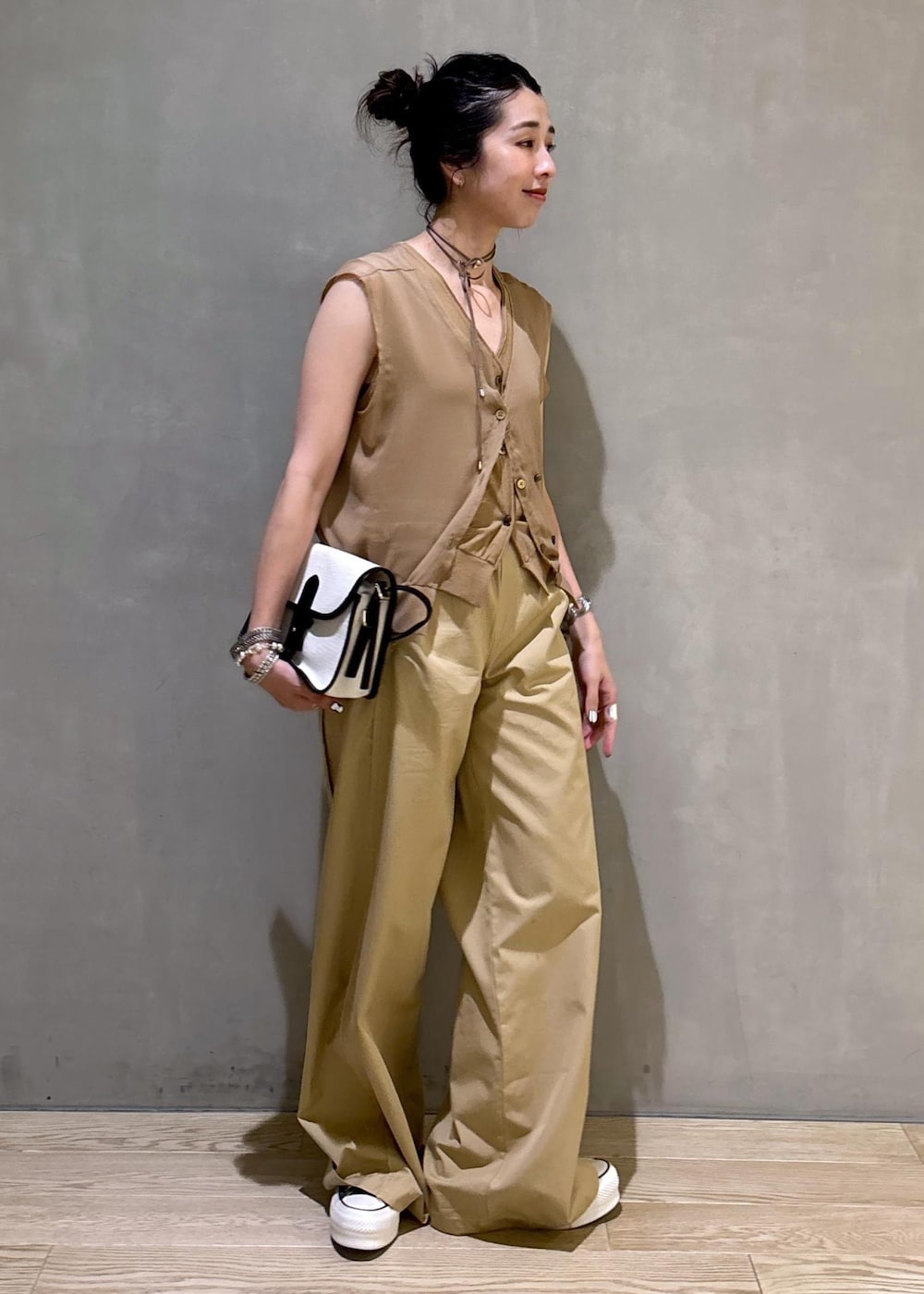 ベージュ系のTシャツ/カットソーを着用したレディースの夏コーディネートの3枚目の写真