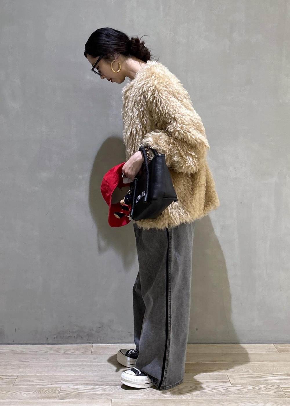 ブラック系のデニムパンツ、ブラック系のTシャツ/カットソー、ベージュ系のその他アウターを着用したレディースの秋コーディネートの5枚目の写真