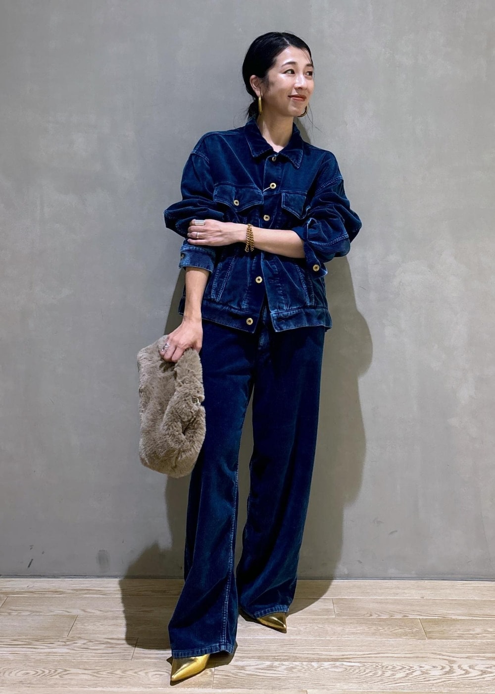 ゴールド系のその他シューズ、ベージュ系のショルダーバッグを着用したレディースの秋コーディネートの4枚目の写真