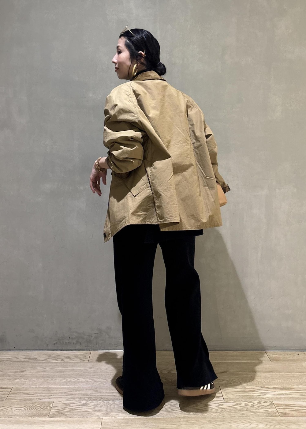 ベージュ系のブルゾンを着用したレディースの冬コーディネートの5枚目の写真