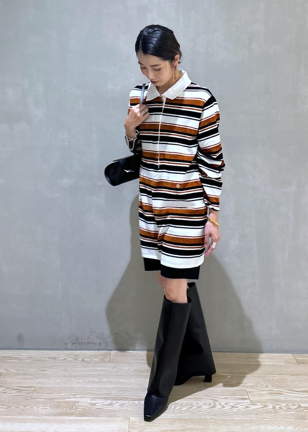 ブラック系のその他パンツ、ブラウン系のワンピースを着用したレディースの夏コーディネートの3枚目の写真