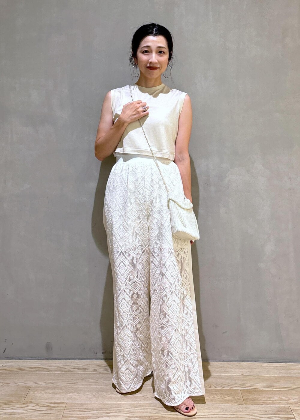 ホワイト系のその他パンツを着用したレディースの夏コーディネートの2枚目の写真
