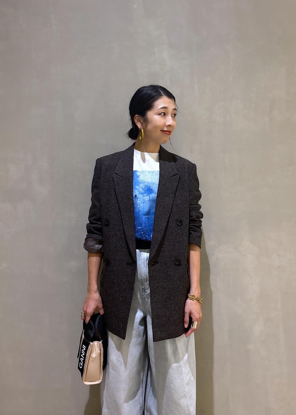 ベージュ系のトートバッグ、ホワイト系のTシャツ/カットソー、ブルー系のその他パンツを着用したレディースの秋コーディネートの7枚目の写真