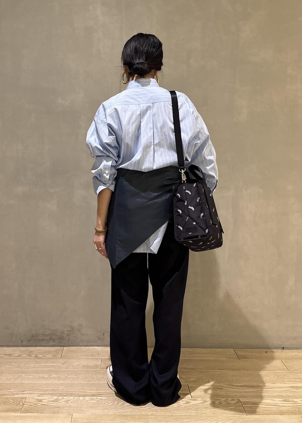 ブルー系のシャツ/ブラウス、ブラック系のトートバッグ、ブルー系のバンダナ/スカーフを着用したレディースの冬コーディネートの7枚目の写真