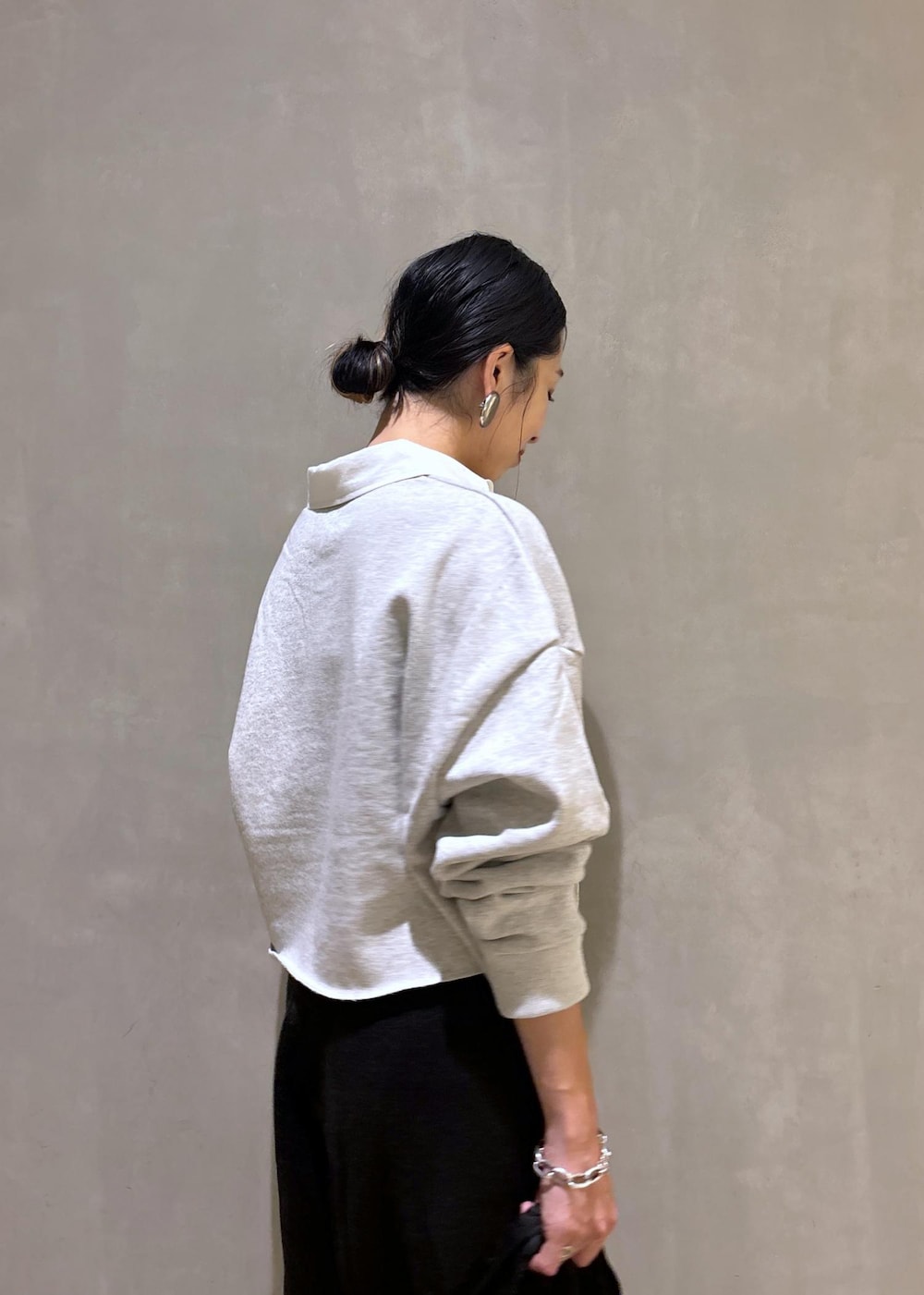 グレー系のその他パンツ、ブラック系のトートバッグ、ホワイト系のTシャツ/カットソーを着用したレディースの秋コーディネートの8枚目の写真