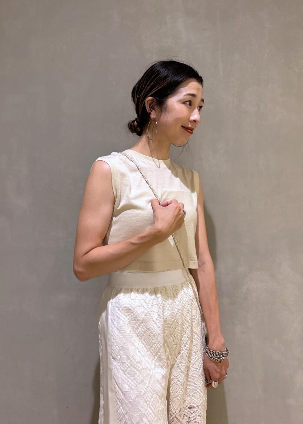 ホワイト系のその他パンツを着用したレディースの夏コーディネートの8枚目の写真