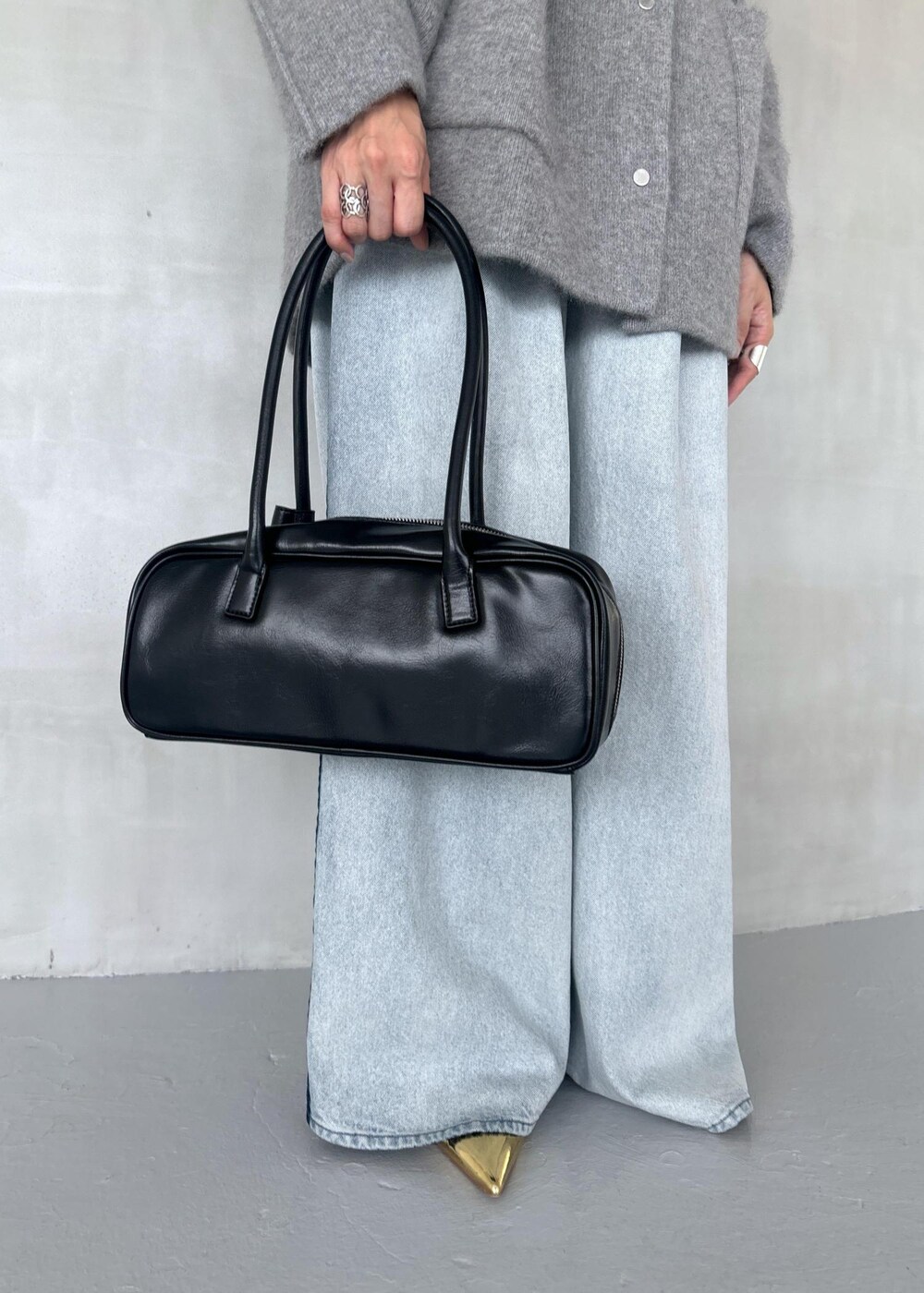 ゴールド系のパンプス、ブルー系のその他パンツ、ブラック系のボストンバッグを着用したレディースの秋コーディネートの10枚目の写真