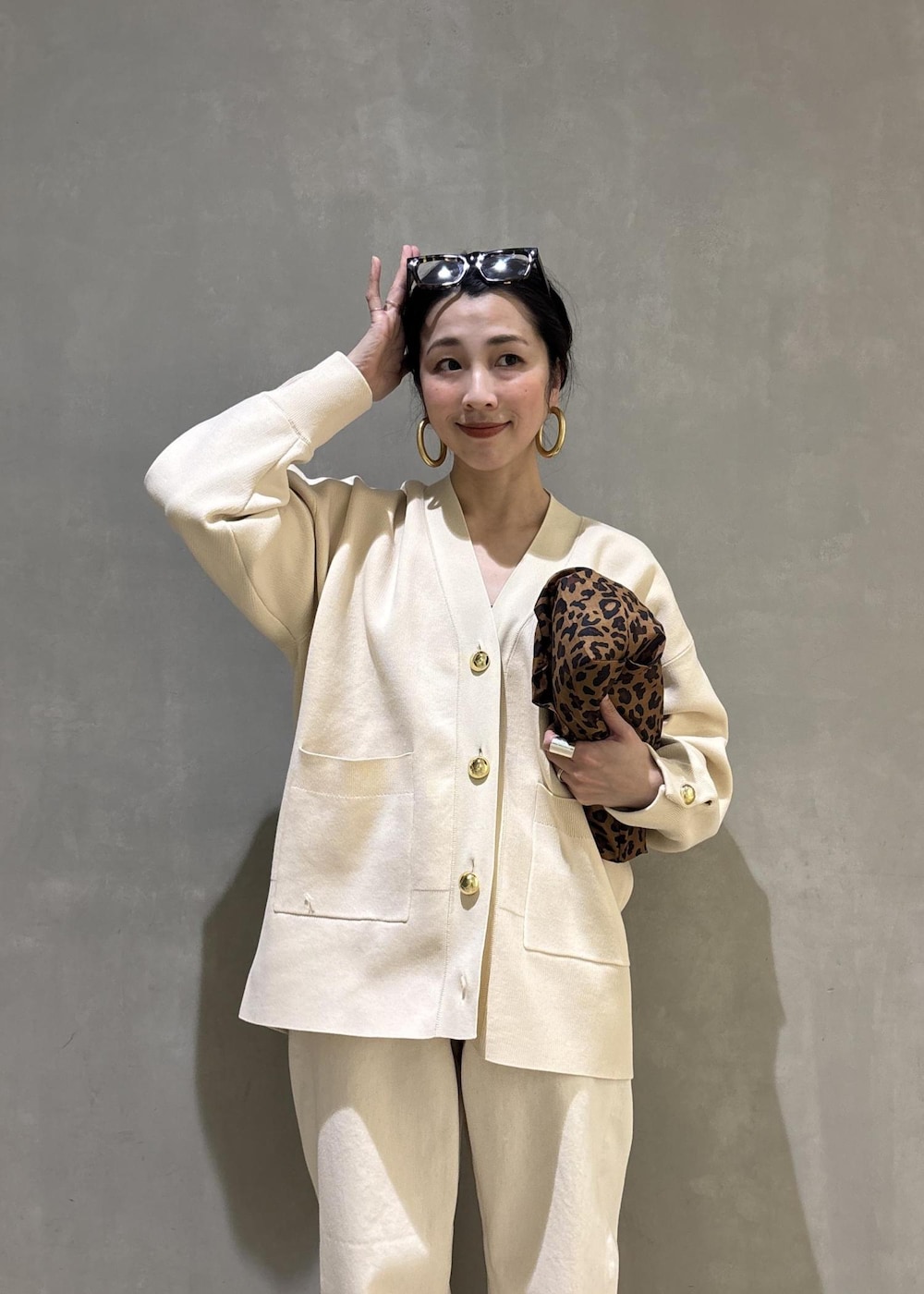 ブラック系のサンダル、ホワイト系のデニムパンツ、ホワイト系のカーディガン/ボレロを着用したレディースの冬コーディネートの10枚目の写真