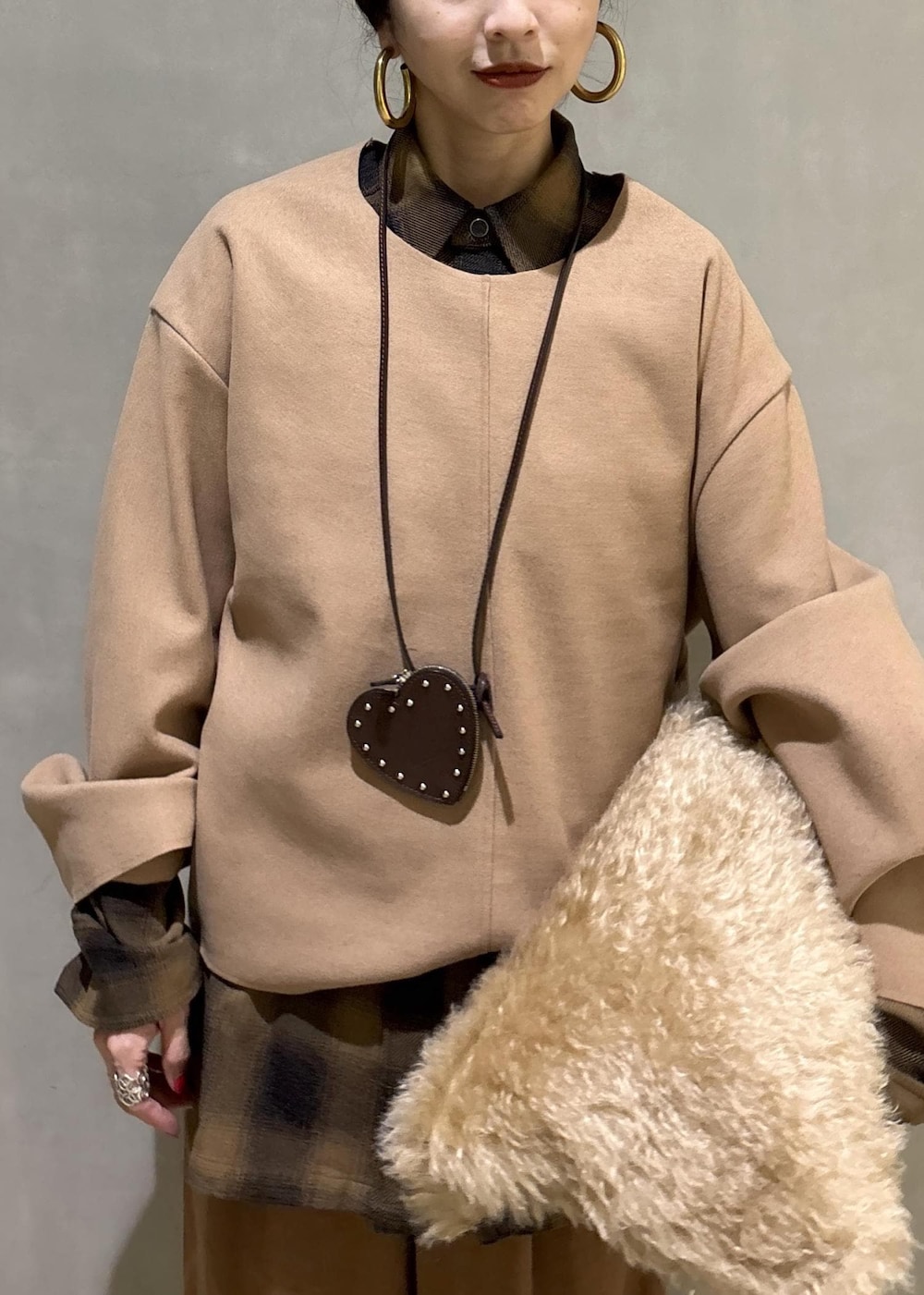 ブラック系のサンダル、イエロー系のその他パンツ、ベージュ系のTシャツ/カットソーを着用したレディースの秋コーディネートの10枚目の写真