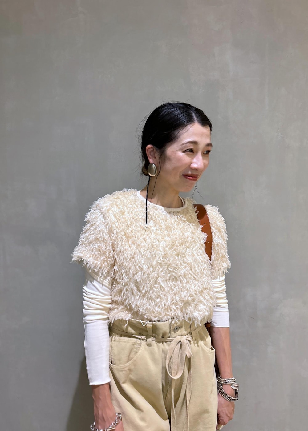 ホワイト系のTシャツ/カットソー、ベージュ系のサンダル、ブラウン系のショルダーバッグを着用したレディースの夏コーディネートの6枚目の写真