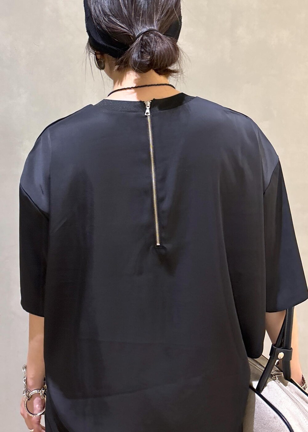 ブラック系のスラックス、ブラック系のシャツ/ブラウス、ホワイト系のボストンバッグを着用したレディースの夏コーディネートの9枚目の写真
