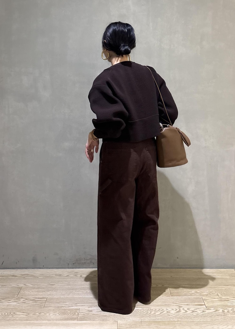 ブラウン系のその他パンツ、ブラウン系のカーディガン/ボレロ、ブラック系のショルダーバッグを着用したレディースの冬コーディネートの5枚目の写真