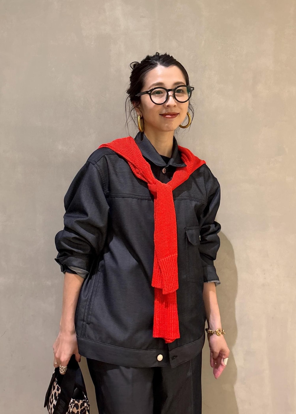 ホワイト系のサンダル、レッド系のTシャツ/カットソー、ベージュ系のショルダーバッグを着用したレディースの夏コーディネートの6枚目の写真