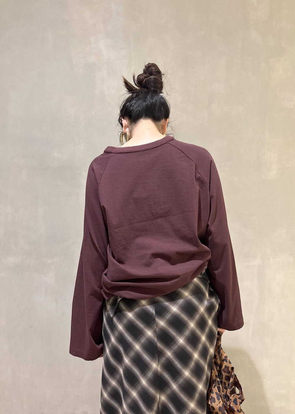 ブラック系のスニーカーを着用したレディースの秋コーディネートの7枚目の写真